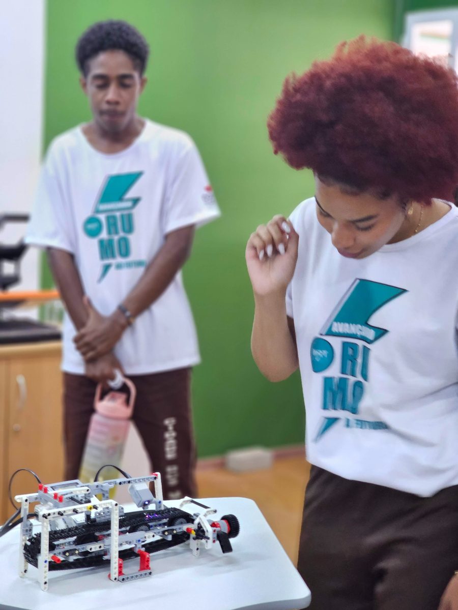 Estudantes trabalhando com um kit de robótica