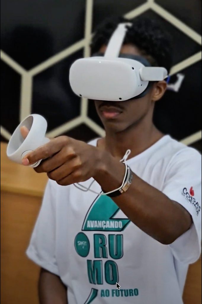 Estudante usando óculos de realidade virtual