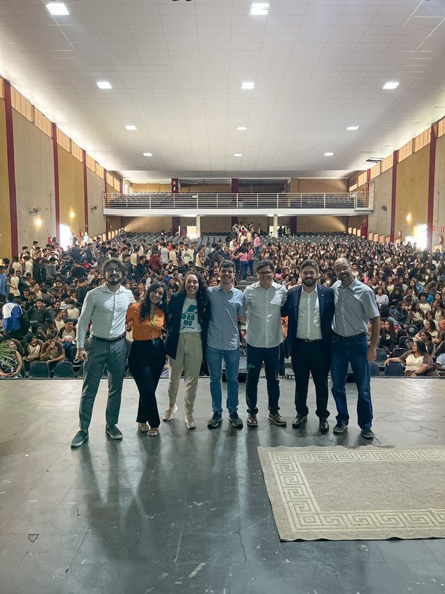 Apresentação para auditório lotado de estudantes