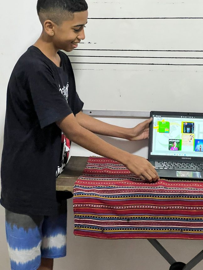 Aluno em atividade prática durante o curso de design gráfico
