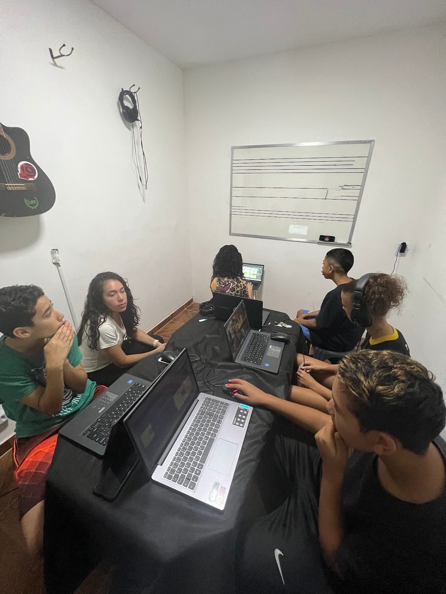 Alunos no laboratório de informática durante o curso