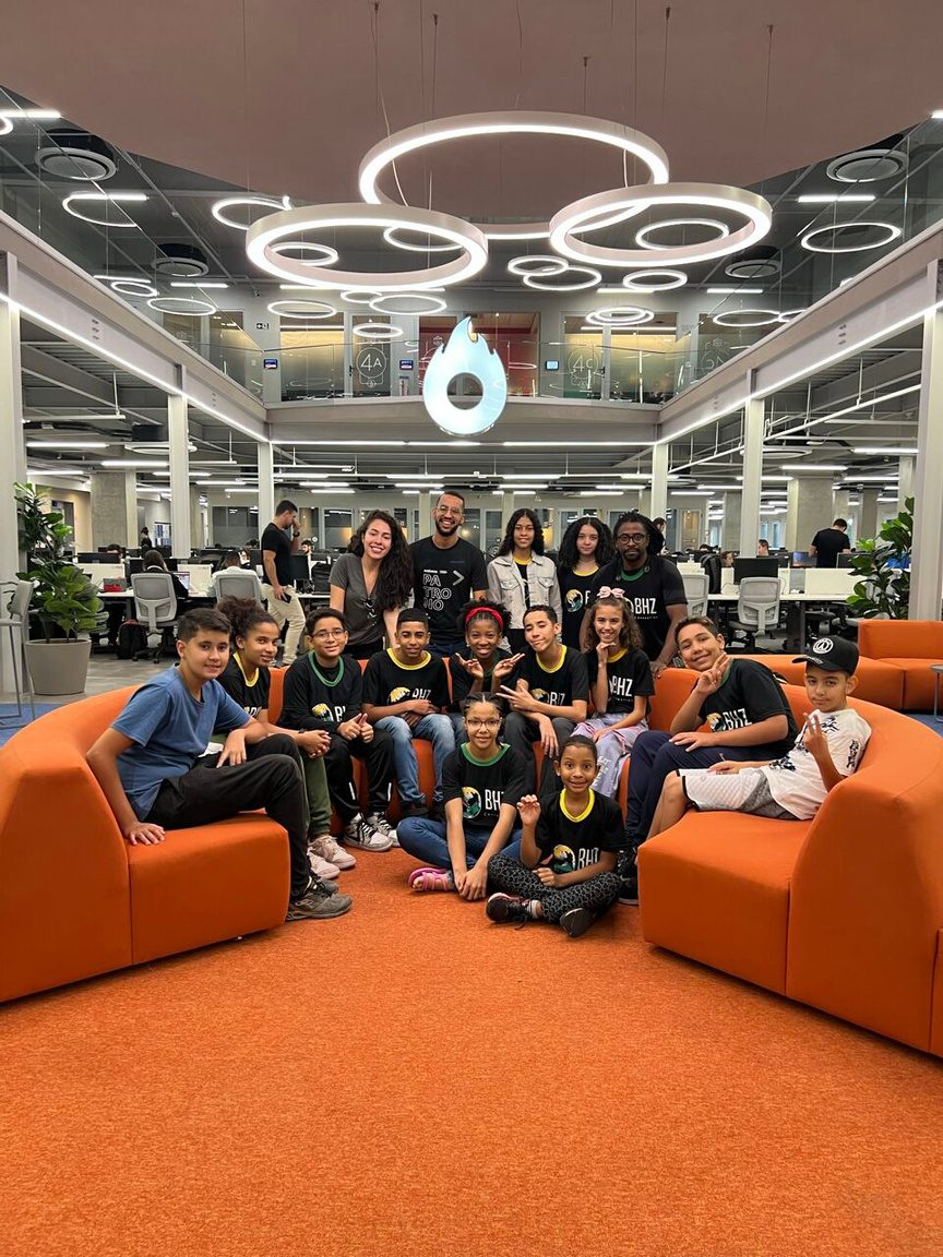 Alunos no lounge da sede da Hotmart durante a visita técnica